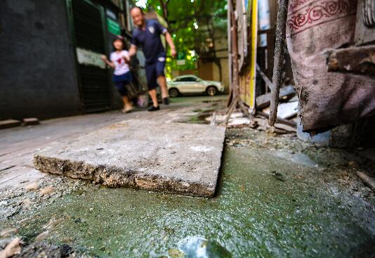 维修基金不知去向 永庆街18-3号楼前化粪池堵塞近10年