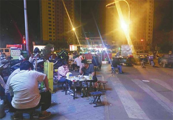 经一路与纬十二路交口东南角 午夜小吃摊占道经营三四年