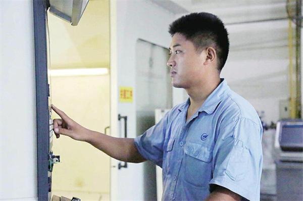 首届“济南工匠”获得者王国成:工匠更要做好“传帮带”