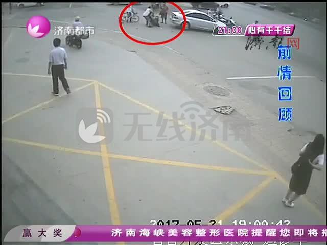 济南街头行凶好汉冲上前 抡包好汉是山大附中老师