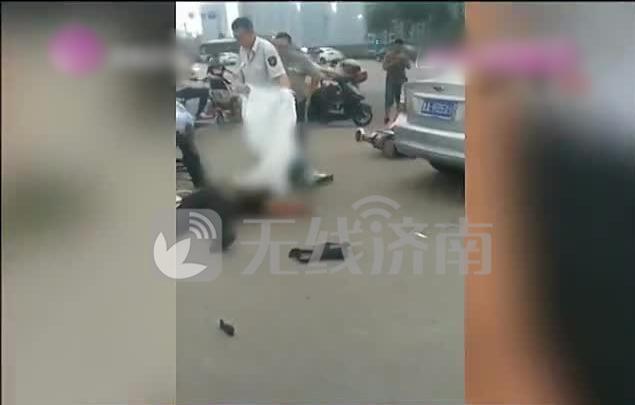 济南街头行凶好汉冲上前 抡包好汉是山大附中老师