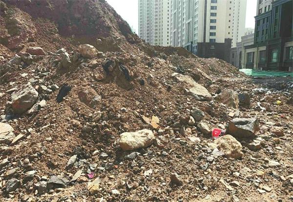 德润天玺小区北侧大量建筑垃圾裸露 附近扬尘明显