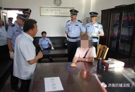 向法官身上泼热水，还滞留法院！这名当事人被拘留10天