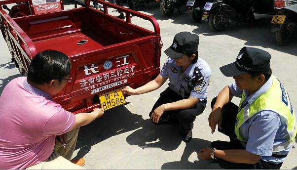 鲁ABK116！济南第一辆电动载货摩托车在天桥车管所成功挂牌