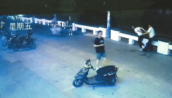 骑车鸣笛引口角济南一六旬老人被打!伤人男子仍在逃