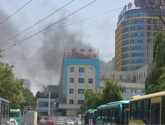 突发!济南市儿童医院东临浓烟滚滚 疑似出现火