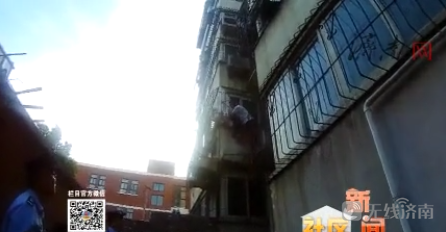 济南好邻居！老人卡在防盗窗外命悬一线 男子托举救人