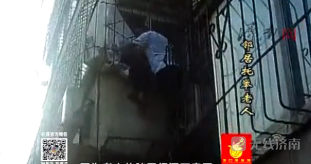 济南好邻居！老人卡在防盗窗外命悬一线 男子托举救人
