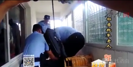 济南好邻居！老人卡在防盗窗外命悬一线 男子托举救人