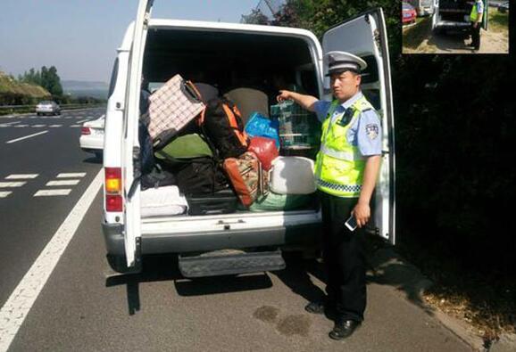 临沂查最牛超员车:核载6人实载21 挤得看不到缝隙