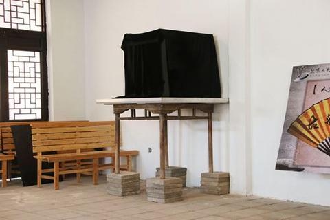 山东出现花瓶姑娘骗术 花瓶上长出人头