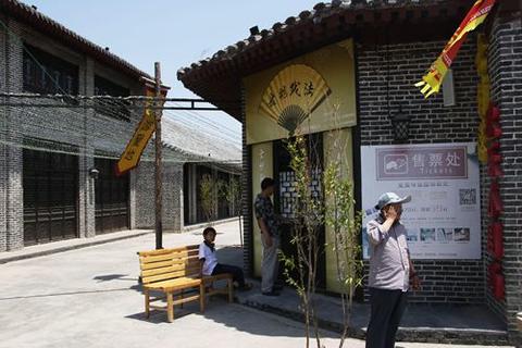 山东出现花瓶姑娘骗术 花瓶上长出人头