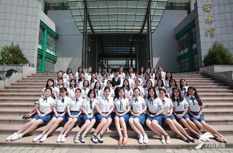 济南：“最幸福毕业照” 1名男生被53名女生簇拥