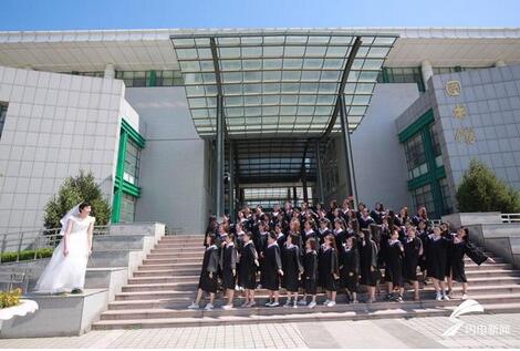 济南：“最幸福毕业照” 1名男生被53名女生簇拥