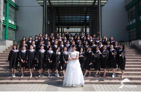 济南：“最幸福毕业照” 1名男生被53名女生簇拥