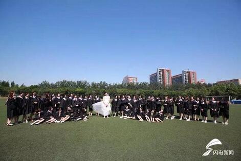 济南：“最幸福毕业照” 1名男生被53名女生簇拥