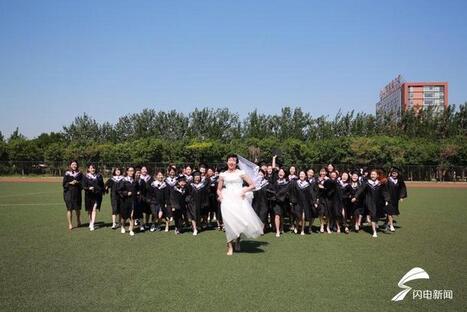 济南：“最幸福毕业照” 1名男生被53名女生簇拥