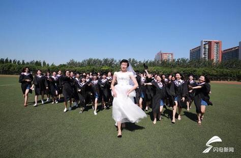 济南：“最幸福毕业照” 1名男生被53名女生簇拥