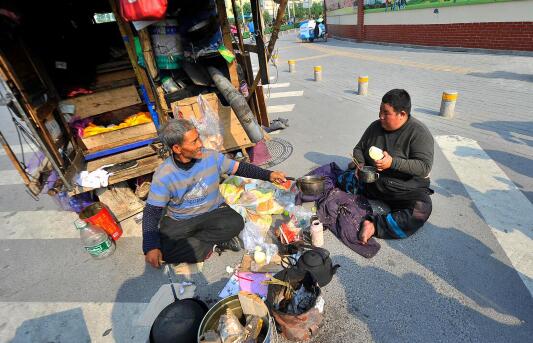 山西6旬老汉携23岁脑积水妻子来济南乞讨