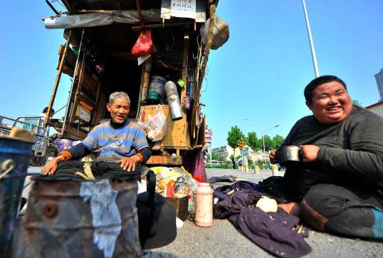 山西6旬老汉携23岁脑积水妻子来济南乞讨