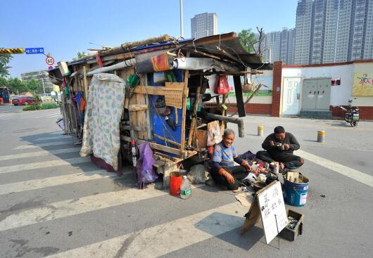 山西6旬老汉携23岁脑积水妻子来济南乞讨