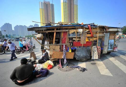 山西6旬老汉携23岁脑积水妻子来济南乞讨