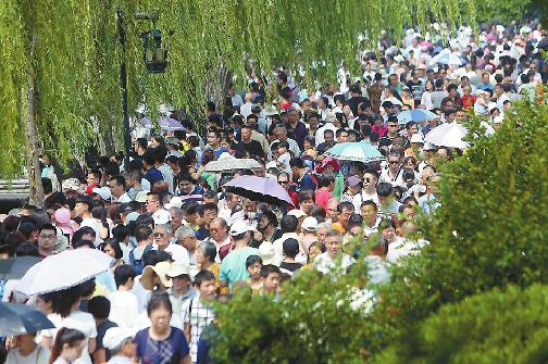 7.5万人!赏龙舟“挤爆”大明湖 客流量仅次于正月十五