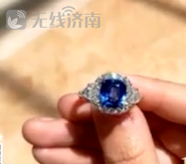 济南新娘遗失20万钻戒 好教师拾金不昧完璧归赵