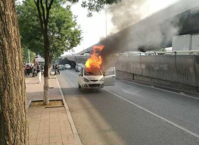 济南二环东一老年代步车行驶中起火自燃 原因正在调查中