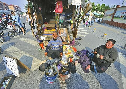 农用三轮改“房车”6旬老汉带病妻三年行两万公里走十余城市