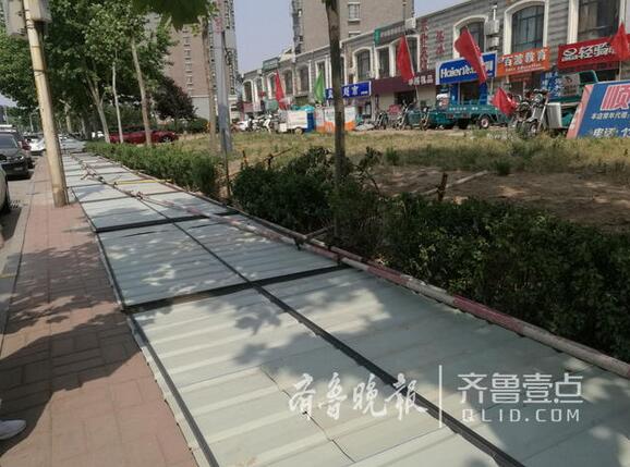 上海花园小区北门数百米绿化带被围挡起来 居民自发拆除