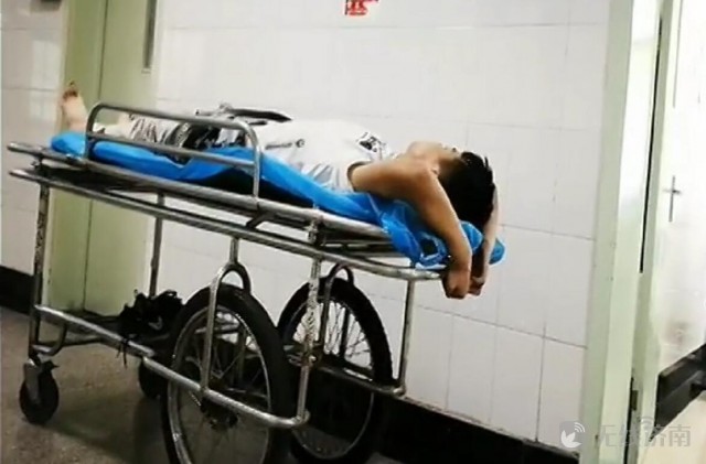 济南18岁男子从高架桥跳下 谎称：没家人，都死了！