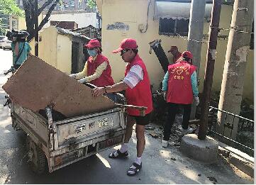 济南城管创城“寻宝”走进郎茂山小区 清理旧杂物48车