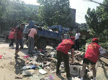 济南城管创城“寻宝”走进郎茂山小区 清理旧杂物48车