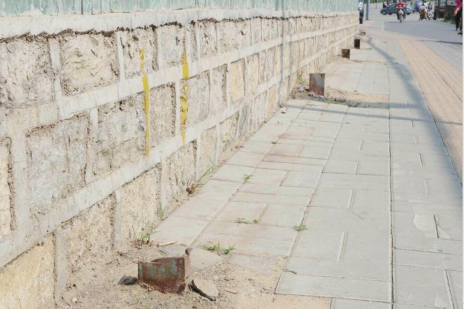 20分钟绊住3人 济南九曲路北口人行道