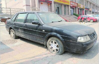 街边“僵尸车”霸占城市公共空间:沦为垃圾箱及“公厕”