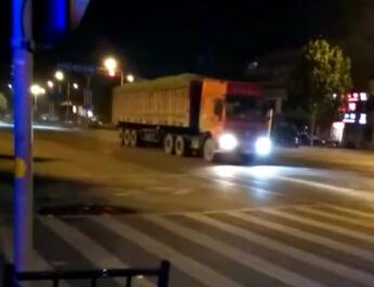 济南市民深夜被吵醒怒拍疯狂大货车：1小时20辆闯红灯