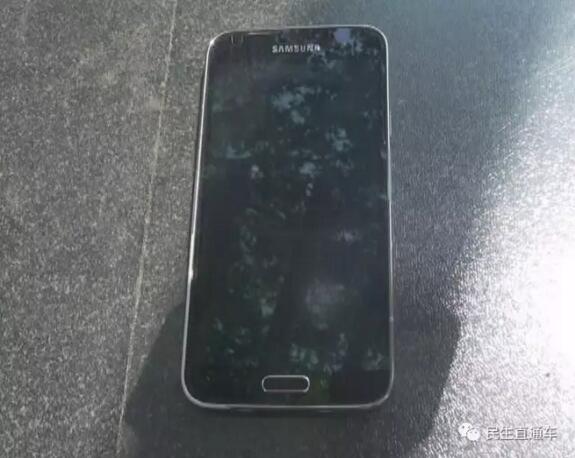 济南女子三星S5手机发生爆炸 客服仅按半价赔偿引不满