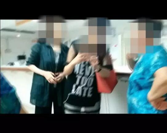 继篮球场之后医院也“沦陷” 济南大妈在医院里跳起广场舞