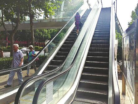 森林公园门口过街天桥自动扶梯“停摆”俩月 准备大修