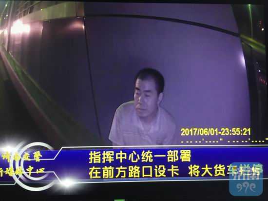 济南交警拦截疯狂大货车 未悬挂号牌超载100%连闯7次红灯
