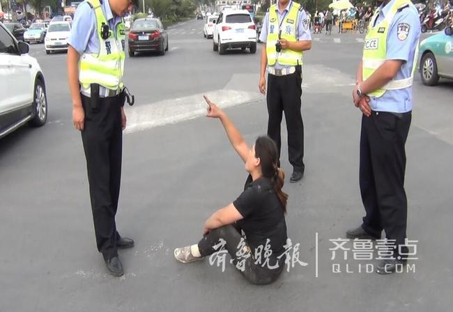 让你最大领导见我！女子济南街头斜穿马路被拦后撒泼