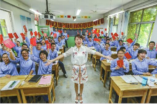 高中最后一课喜伤叠加：收好这份记忆，青春仍在继续