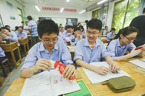 高中最后一课喜伤叠加：收好这份记忆，青春仍在继续