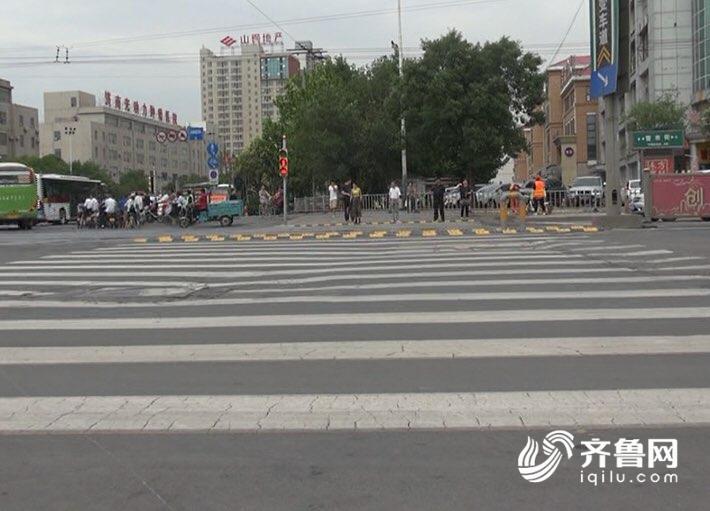 济南斑马线上为何设减速带?交警:人车分离保路权