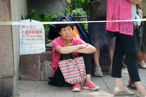 高考第一天：济南家长带马扎陪考 守着考点才放心