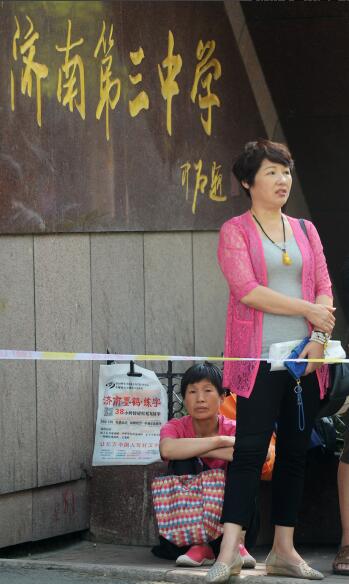 高考第一天：济南家长带马扎陪考 守着考点才放心