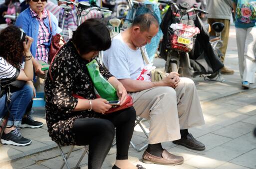 高考第一天：济南家长带马扎陪考 守着考点才放心