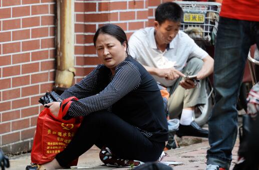 高考第一天：济南家长带马扎陪考 守着考点才放心