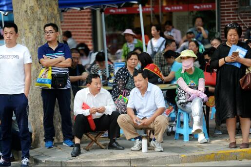 高考第一天：济南家长带马扎陪考 守着考点才放心